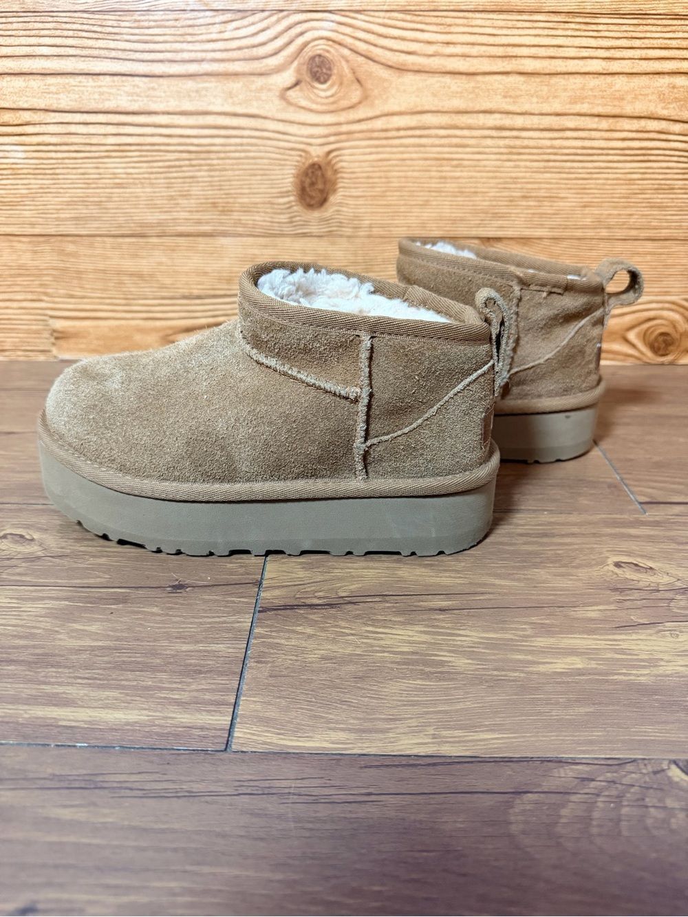 UGG Girls Youth Classic Ultra Mini Platform Boots Size 1 Tan Chestnut Winter